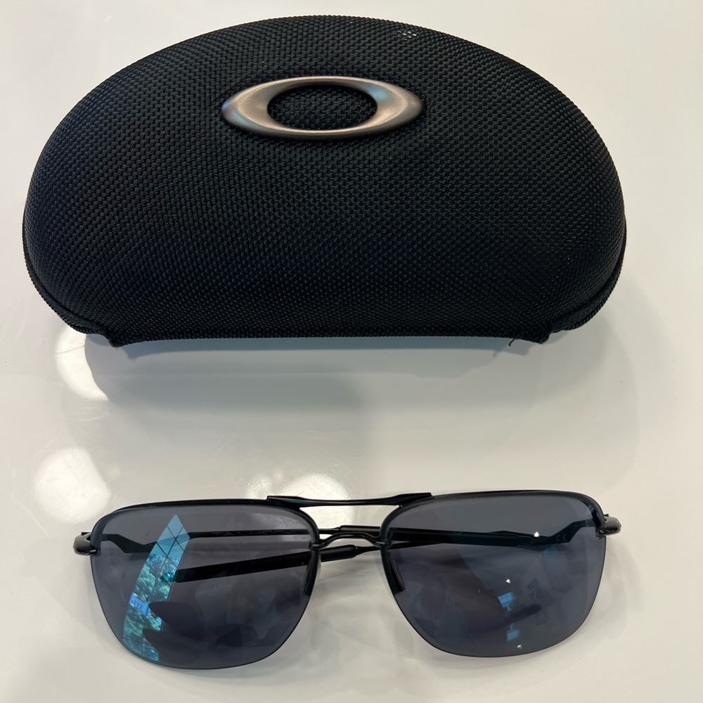 BARELY WORN-Oakley mens black frameless sumglasses